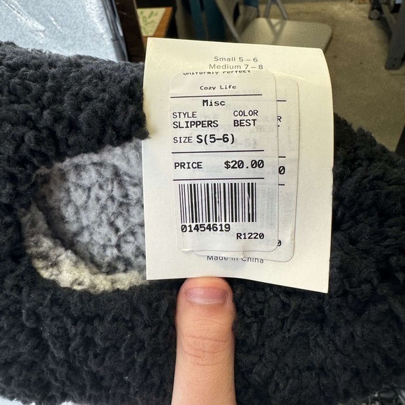 NWT Vera Bradley dog face printed fuzzy slip on slippers - Picture 5 of 5